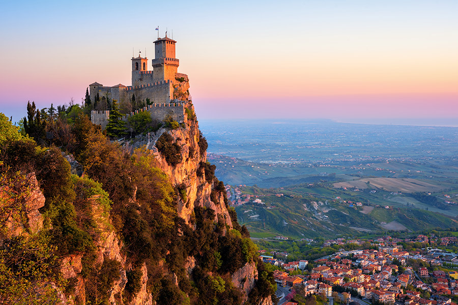 Classica veduta di San Marino con in primo piano il Castello.