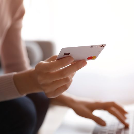 immagine di una persona che sta inserendo i dati della propria carta BKN301 debit su un sito per completare un pagamento online.