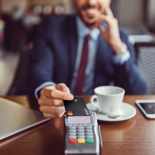 immagine di una persona che paga con la carta nera BKN301 World Elite con finish opaco