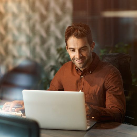 persona che lavora al computer portatile.