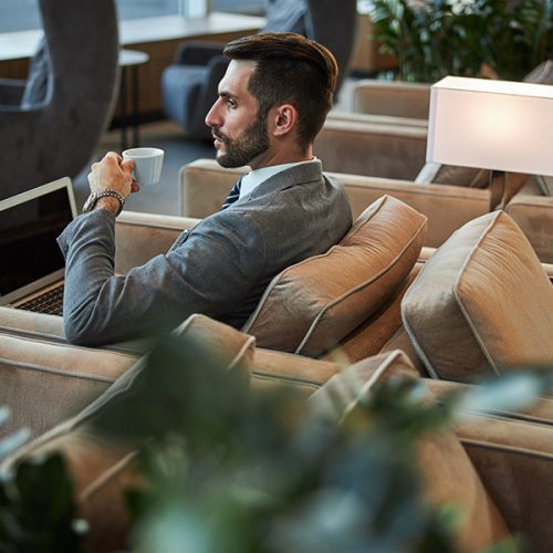 immagine di una persona che lavora al computer in una Business Lounge BKN301.