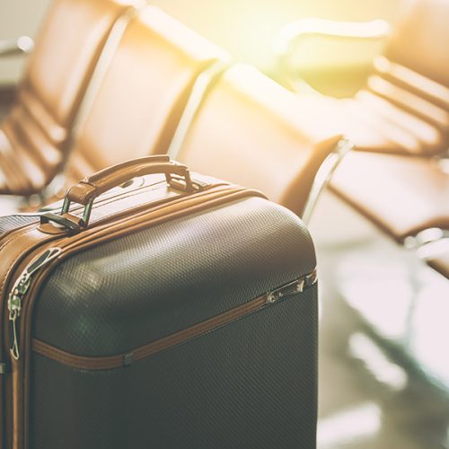 immagine di una valigia in una sala d'attesa.