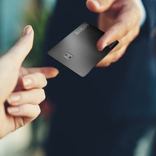 immagine di una persona che poge la carta nera BKN301 World Elite con finish metallico per pagare