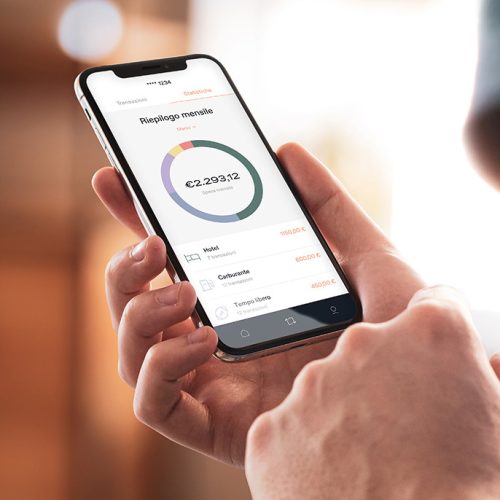 immagine di una persona che tiene in mano uno smartphone sul quale è aperta la app BKN301.