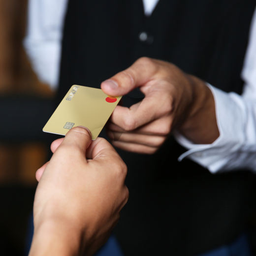 immagine di un cameriere che prende la carta 301 credit gold da una persona che gliela sta porgendo per pagare il proprio conto.