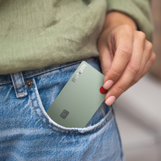 immagine di una persona che estrae dalla tasca dei jeans una carta 301 prepaid.